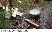 Pan with boiling soup over campfire in outdoor. Стоковое видео, видеограф Сергей Кальсин / Фотобанк Лори