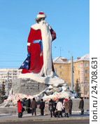 Сказ об Урале. Памятник в костюме Деда Мороза. Челябинск. (2011 год). Редакционное фото, фотограф Нина Карымова / Фотобанк Лори