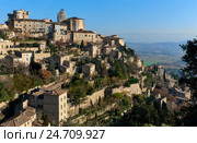 Вид на деревню Gordes во Франции (2016 год). Стоковое фото, фотограф Alexander Tihonovs / Фотобанк Лори