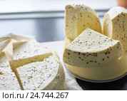 Натуральный деревенский сыр домашнего приготовления, натуральный продукт из чистого молока. Стоковое фото, фотограф Юлия Зайцева / Фотобанк Лори