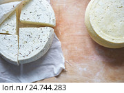 Домашний натуральный сыр, экологически чистый фермерский продукт. Стоковое фото, фотограф Юлия Зайцева / Фотобанк Лори