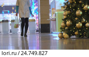 Concept Christmas Shopping in the Mall and Festive Mood and Emotions in Blur. Стоковое видео, видеограф Vladimir Botkin / Фотобанк Лори