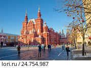 Москва, Красная площадь. Исторический музей. Новогоднее украшение улицы рядом с ГУМом (2016 год). Редакционное фото, фотограф Елена Коромыслова / Фотобанк Лори