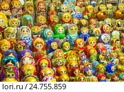 Матрешки на прилавке. Продажа сувениров на новогодней ярмарке. Стоковое фото, фотограф Сергей Рыбин / Фотобанк Лори