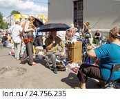 Блошиный рынок в жаркий день (2016 год). Редакционное фото, фотограф Павел Кулинич / Фотобанк Лори