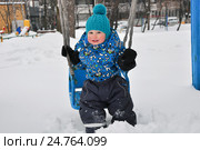 Ребёнок качается на качелях в зимнем дворе. Стоковое фото, фотограф Казакова Яна / Фотобанк Лори