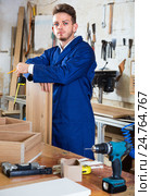 Man measuring boards for furniture at workshop. Стоковое фото, фотограф Яков Филимонов / Фотобанк Лори