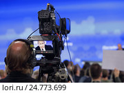 Москва, Центр международной торговли. Видеооператор на ежегодной пресс-конференции Президента России ведет прямую трансляцию ответов на вопросы Владимира Путина (2016 год). Редакционное фото, фотограф Игорь Долгов / Фотобанк Лори