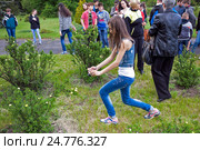 Школьница фотографии цветущий куст на экскурсии в парке (2015 год). Редакционное фото, фотограф Oleksandr Khalimonov / Фотобанк Лори