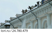 Рабочие счищают снег с крыши здания Манежа в Москве (2016 год). Редакционное видео, видеограф Овсеенко Надежда / Фотобанк Лори