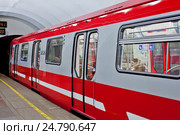 Санкт-Петербург. Метрополитен. Состав нового поколения "Юбилейный" ("Охта") на станции. (2016 год). Редакционное фото, фотограф Александр Тарасенков / Фотобанк Лори