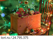 Посылочный ящик с новогодними игрушками. Стоковое фото, фотограф Марина Володько / Фотобанк Лори