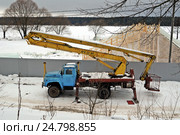 Автогидроподъемник на автомобиле (2017 год). Редакционное фото, фотограф Лариса Вишневская / Фотобанк Лори