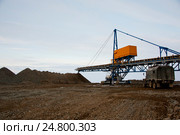 Конвейерная лента с рудой. Отвалообразователь. Conveyor belt with an ore (2016 год). Редакционное фото, фотограф Юлия Врублевская / Фотобанк Лори