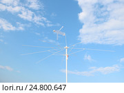 Самодельный флюгер на фоне неба. Стоковое фото, фотограф Юлия Франтова / Фотобанк Лори