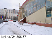 Плавательный бассейн «Касатка» лицея № 1502 при Московском энергетическом институте. Улица Молостовых, 10а, строение 5. Район Ивановское. Москва (2016 год). Стоковое фото, фотограф lana1501 / Фотобанк Лори