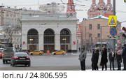 Москва, люди ожидают перехода, автомобили выезжают на Таганскую площадь с улица Солженицина (2017 год). Редакционное видео, видеограф Дмитрий Неумоин / Фотобанк Лори