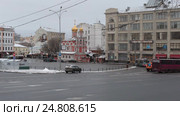 Москва, панорама Славянской площади зимним днём, слева на право (2017 год). Редакционное видео, видеограф Дмитрий Неумоин / Фотобанк Лори