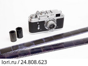 Советский дальномерный малоформатный пленочный фотоаппарат «Зоркий-4К» рядом с фотопленками (2016 год). Редакционное фото, фотограф Иван Козлович / Фотобанк Лори