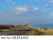 Дорога вдоль берега Азовского моря в районе маяка за станицей Голубицкой Темрюкского района Краснодарского края. Таманский полуостров. (2017 год). Стоковое фото, фотограф Наталья Гармашева / Фотобанк Лори