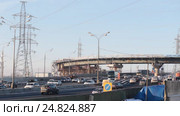 Москва, автомобили на МКАД 40-й километр, строительство развязки Калужского шоссе зимой (2017 год). Редакционное видео, видеограф Дмитрий Неумоин / Фотобанк Лори