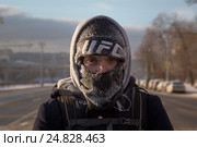 Портрет крупным планом участника Второго зимнего Московского велосипедного парада по набережным города Москвы прошел при температуре -25 градусов Цельсия (2017 год). Редакционное фото, фотограф Николай Винокуров / Фотобанк Лори