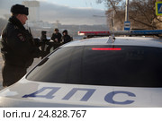 Инспектор ДПС ведет патрулирование на улице города во время общественного мероприятия (2017 год). Редакционное фото, фотограф Николай Винокуров / Фотобанк Лори