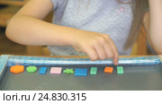 Child learning counting with colors and shapes. Стоковое видео, видеограф worker / Фотобанк Лори