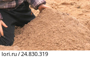 Hands of little boy playing with sand (2017 год). Редакционное видео, видеограф worker / Фотобанк Лори