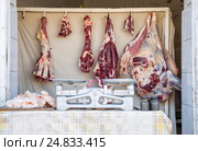 Продажа мяса на улице с использованием рычажных весов с гирями. Фокус на тушах. Стоковое фото, фотограф Юлия Бабкина / Фотобанк Лори