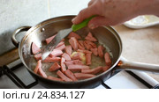 Sausage fried in a pan. Стоковое видео, видеограф Сергей Кальсин / Фотобанк Лори