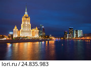 Гостиница "Украина" над ночной Москвой-рекой (2016 год). Редакционное фото, фотограф Виктор Карасев / Фотобанк Лори