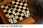 Сhild playing with grandparents in the chess house. Стоковое видео, видеограф Сергей Кальсин / Фотобанк Лори
