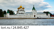 Male Ipatievsky Monastery at cloudy day in Kostroma, Russia (2016 год). Стоковое фото, фотограф Яков Филимонов / Фотобанк Лори