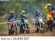 Перед стартом. Класс "Country Kidz", 4 Этап Кубока XSR-MOTO.RU по Кантри Кроссу, мотопарк Вельяминово. Репортаж (2016 год). Редакционное фото, фотограф Pukhov K / Фотобанк Лори