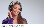 Beautiful woman with headset listening music. Стоковое видео, видеограф Швец Анастасия / Фотобанк Лори