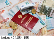 Пенсионное удостоверение и российские деньги. Стоковое фото, фотограф Наталья Осипова / Фотобанк Лори
