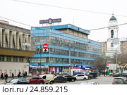 Прижелезнодорожный Почтамт при Павелецком вокзале и колокольня Храма св. мучеников Флора и Лавра (Иконы Божией Матери "Всех скорбящих Радость") на Зацепе (2012 год). Редакционное фото, фотограф Алёшина Оксана / Фотобанк Лори
