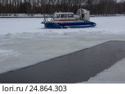 Катер на воздушной подушке ведет патрулирование около проруби во время зимнего купания в холодной воде в акватории Москва реки, Россия (2017 год). Редакционное фото, фотограф Николай Винокуров / Фотобанк Лори