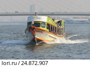 Маршрутный  пассажирский катер "Speed boat" на реке Чаупхрая . Бангкок, Таиланд (2016 год). Редакционное фото, фотограф Виктор Карасев / Фотобанк Лори