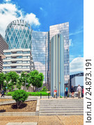 La Defense, Business Quarter with businessmen in the streets, area of Paris, French financial center with skyscrapers and modern buildings (2016 год). Редакционное фото, фотограф Vitas / Фотобанк Лори