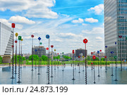 PARIS, FRANCE - JULY 06, 2016 :La Defense, Business Quarter with businessmen in the streets, area of Paris, French financial center with skyscrapers and modern buildings. Редакционное фото, фотограф Vitas / Фотобанк Лори