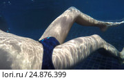 Man swims under water in luxurious swimming pool. Стоковое видео, видеограф Сергей Елизаров / Фотобанк Лори