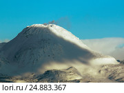 Курящийся заснеженный вулкан на Курильском острове Парамушир. Стоковое фото, фотограф Василий Князев / Фотобанк Лори