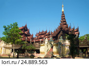 Старинная пагода из тикового дерева в монастыре Shwe In Bin Kyaung солнечным днем. Манадалай, Мьянма (2016 год). Стоковое фото, фотограф Виктор Карасев / Фотобанк Лори