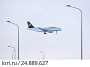 Самолет авиакомпании Lufthansa заходит на посадку в аэропорту (2015 год). Редакционное фото, фотограф Иван Козлович / Фотобанк Лори