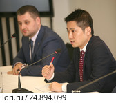 Пресс-конференция официального дистрибьютора автомобилей Mitsubishi на территории России. Президент и исполнительный директор ООО «ММС Рус» Накамура Наоя и директор Департамента Илья Никоноров. (2017 год). Редакционное фото, фотограф Александр С. Курбатов / Фотобанк Лори
