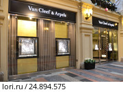 Бутик элитных ювелирных украшений "Van Cleef & Arpels" в легендарном и историческом торговом центре ГУМ. Москва (2017 год). Редакционное фото, фотограф lana1501 / Фотобанк Лори