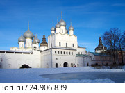 Ростовский кремль солнечным зимним днем, Ростов Великий, Россия (2017 год). Редакционное фото, фотограф Natalia Sidorova / Фотобанк Лори