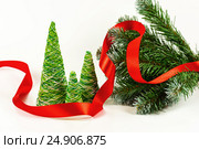 Creative decorative New Year tree of handwork from multi-colored threads. Стоковое фото, фотограф Artem Sobov / Фотобанк Лори